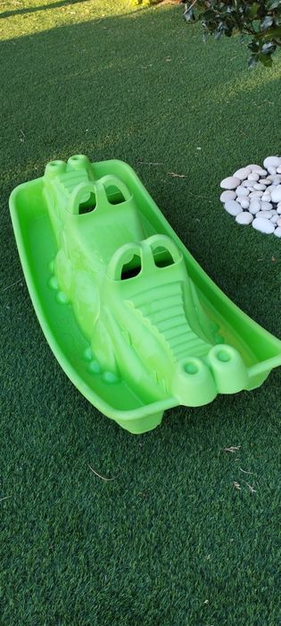 Baloiço verde para crianças.