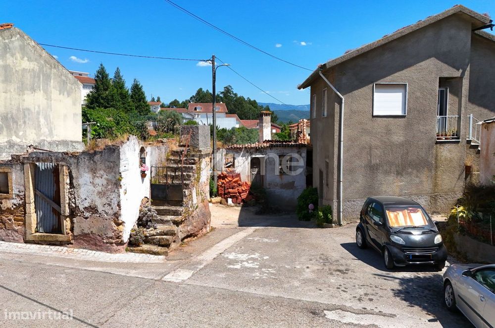 Moradia em ruínas com terreno