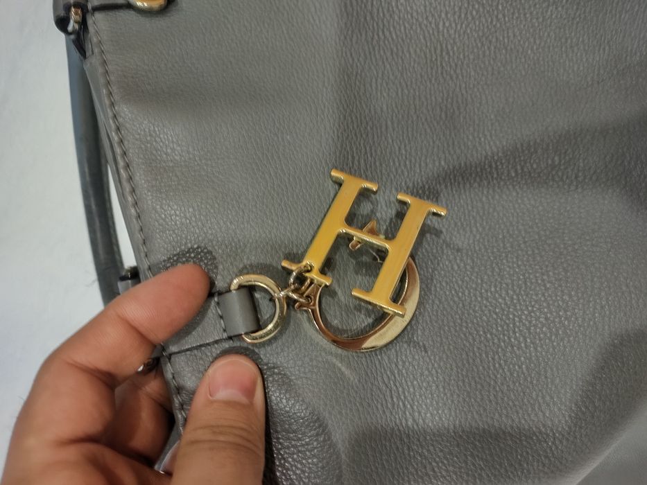 Mala Carolina Herrera cinza