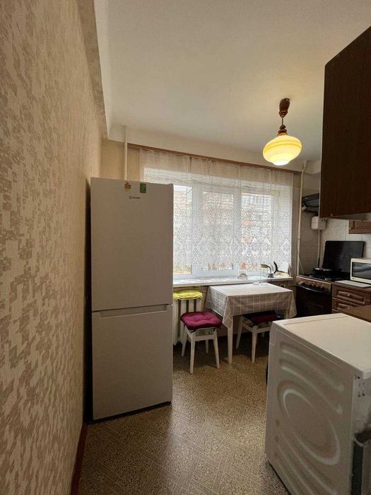 Вишгород, Дніпровська вул. 8,    2х кімн. квартира 46 кв.м. Центр.