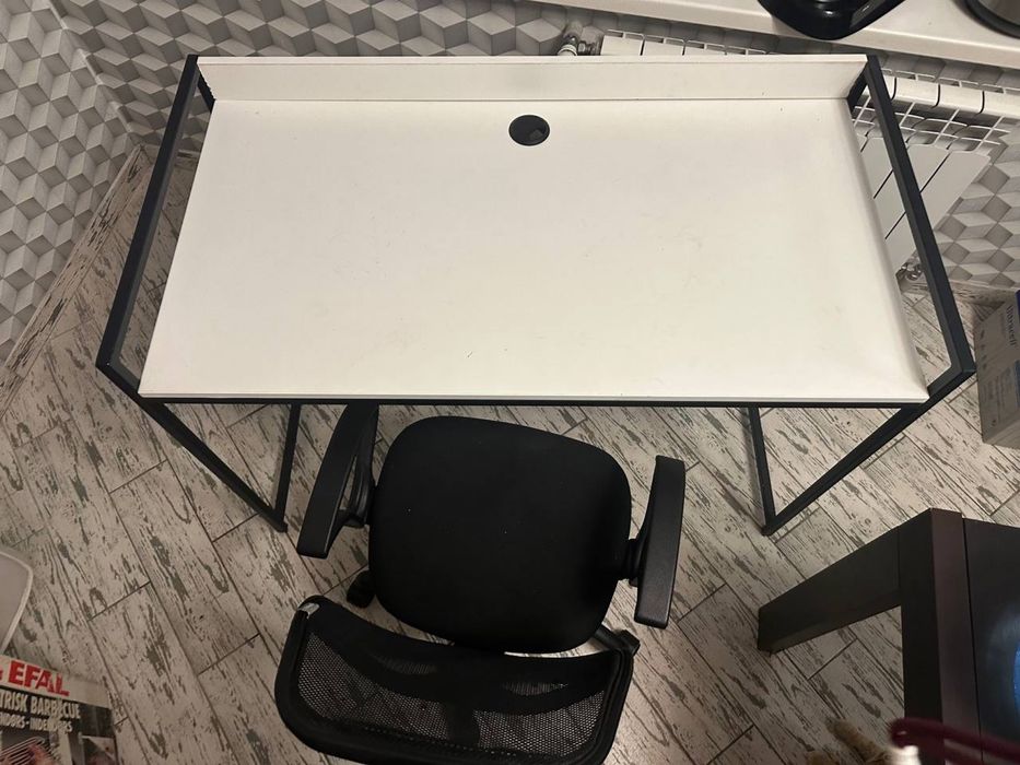 Стул , крісло та стелаж разом.