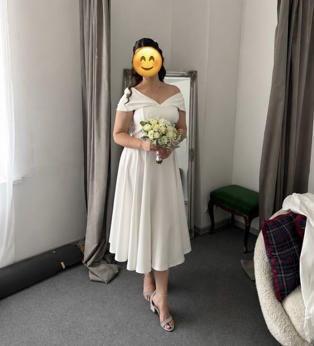 Біла святкова сукня