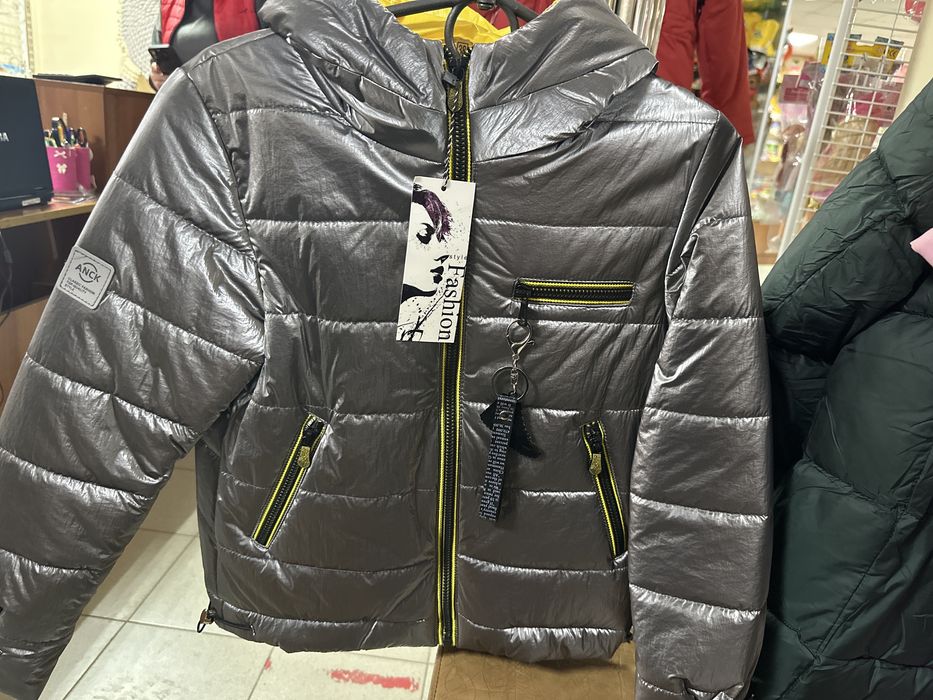 Стильна демічезонна куртка для хлопчика