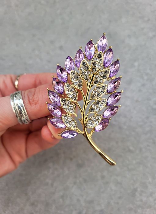 Broszka liść z cudnymi kamyczkami
