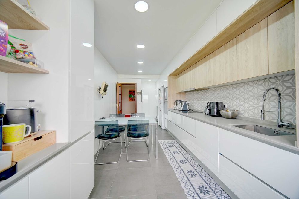 Apartamento T4 em Massamá + garagem box