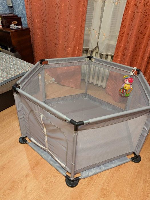 Манеж дитячий в гарному стані