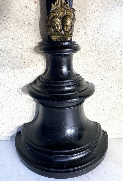 Antigo crucifixo em Pau Santo com Cristo e adornos Memento Mori e Cherubins em latão - Sec. XIX