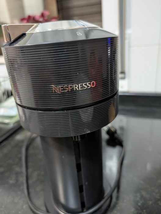 Máquina de Café Nespresso Vertuo Next – Original, Usada em Bom Estado