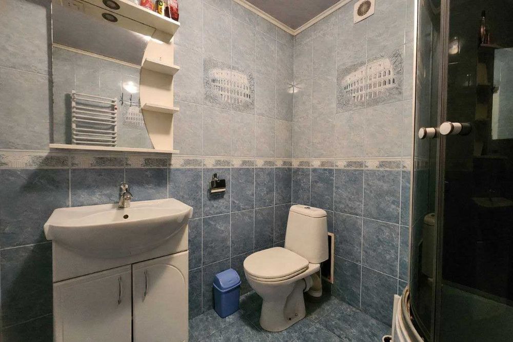 Простора однокімнатна квартира з євроремонтом, меблями та технікою