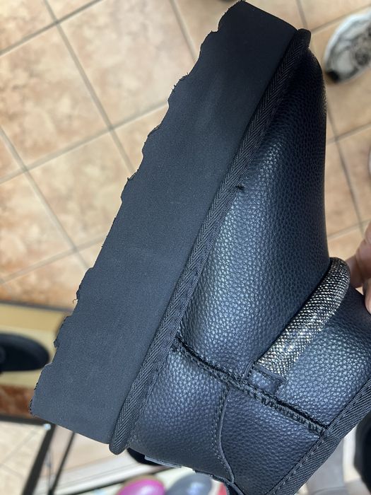 Женские  черные кожаные угги