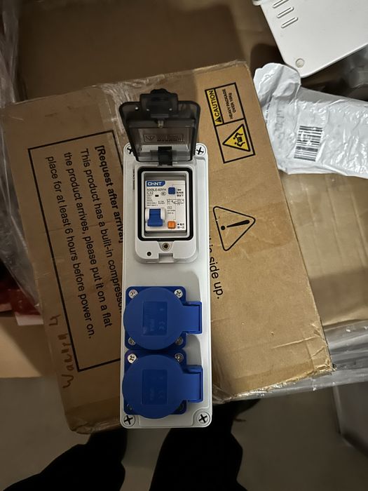 Zewnętrzne gniazdo  z zabezpieczeniem Trzy otwory 220 V/10 A