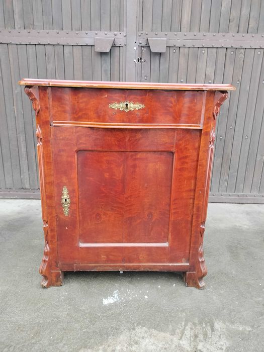 stara drewniana komoda jednodrzwiowa