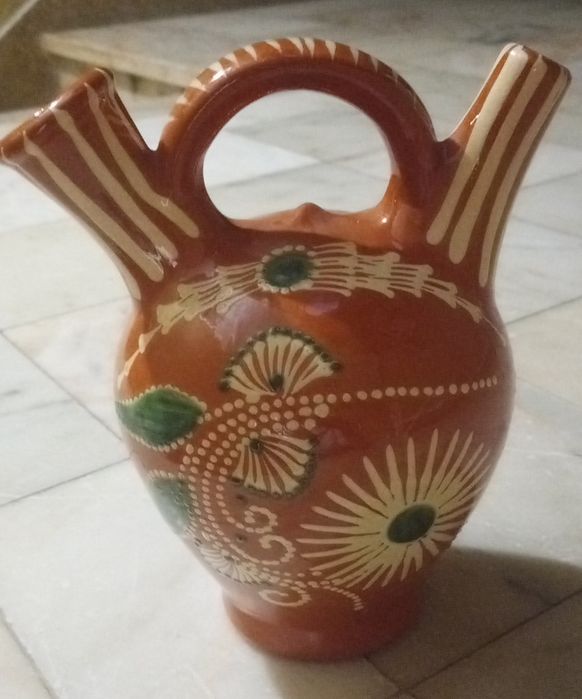 Uma bilha em barro original e nova