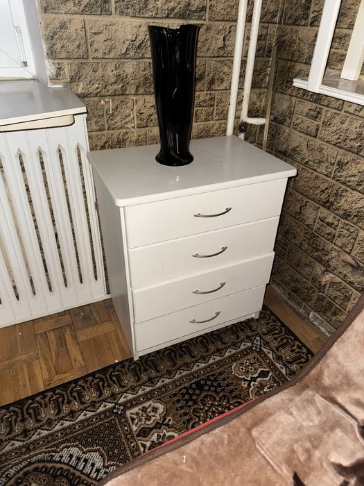 Regały szafki małe białe witrynki komoda mała