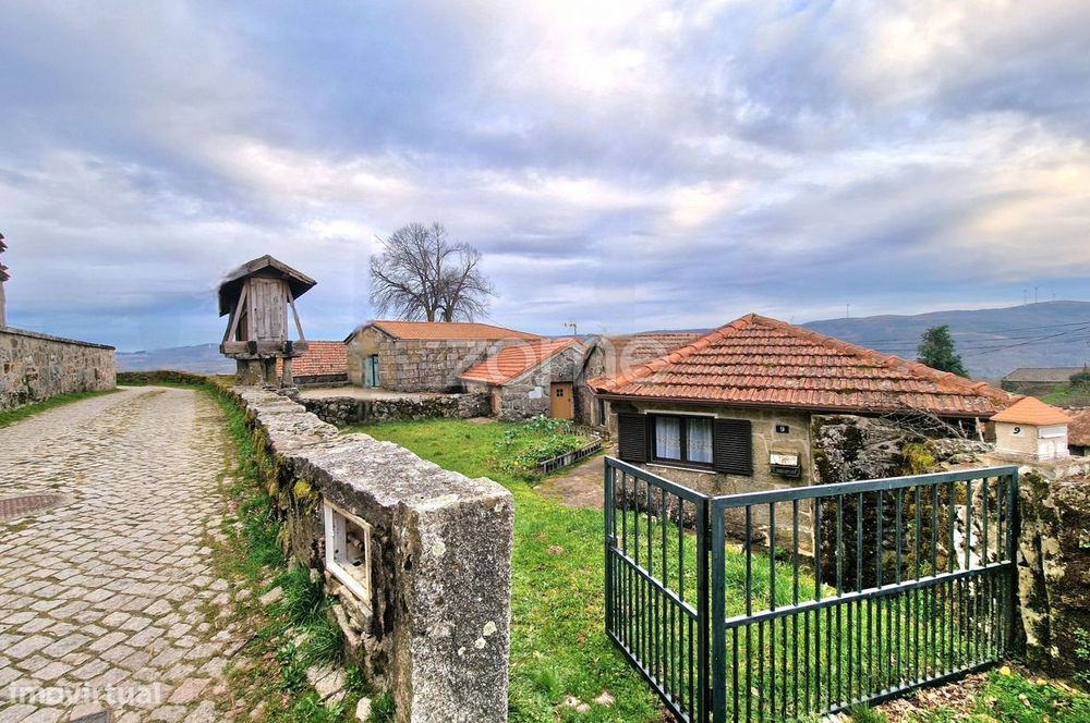 Moradia T1 + Edifício anexo em Paredes do Rio, Covelães, Montalegre