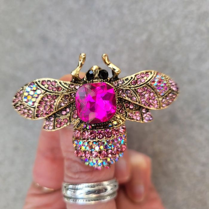 Broszka mucha różowa