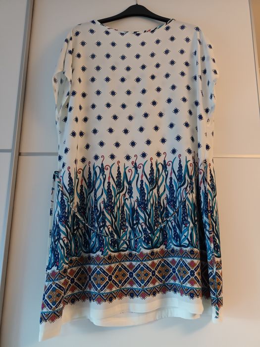 Vestido curto creme com padrão azul
