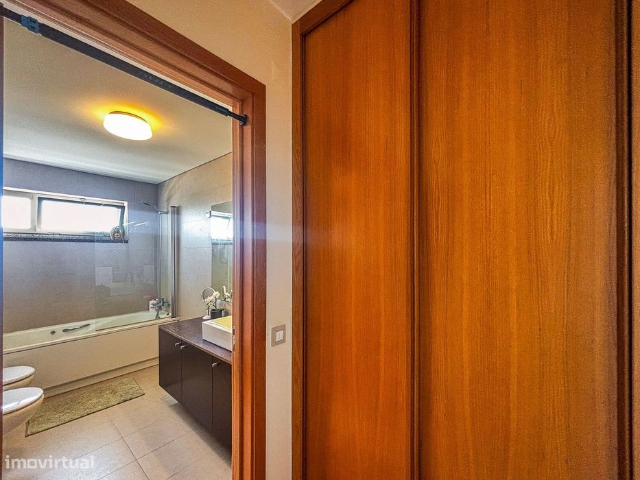 Apartamento T2 mobilado com garagem e elevador para arrendar no centro