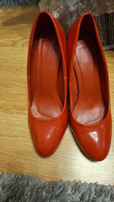 Червоні лакові туфлі,39р.