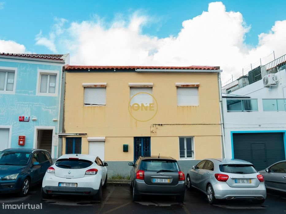 Moradia V2 com Espaço Comercial