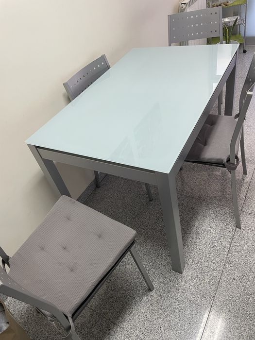 Mesa de cozinha com 4 cadeiras