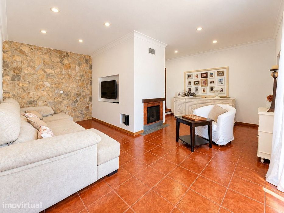 Moradia T3+1 com Garagem, Logradouro e Terraço em Aldeia Galega da ...