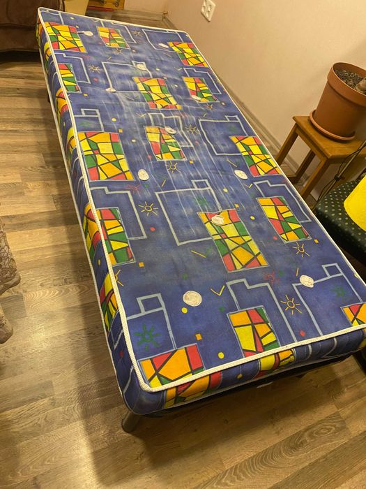 Кровать односпальна з ортопедичним матрасом