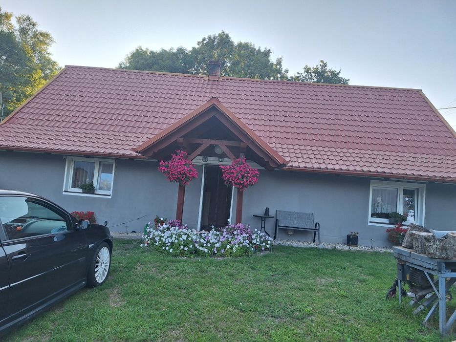 Dom wolnostojący z zabudowania gospodarczymi