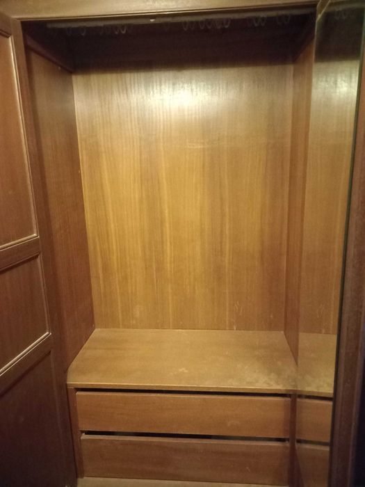 Roupeiro com papeleira