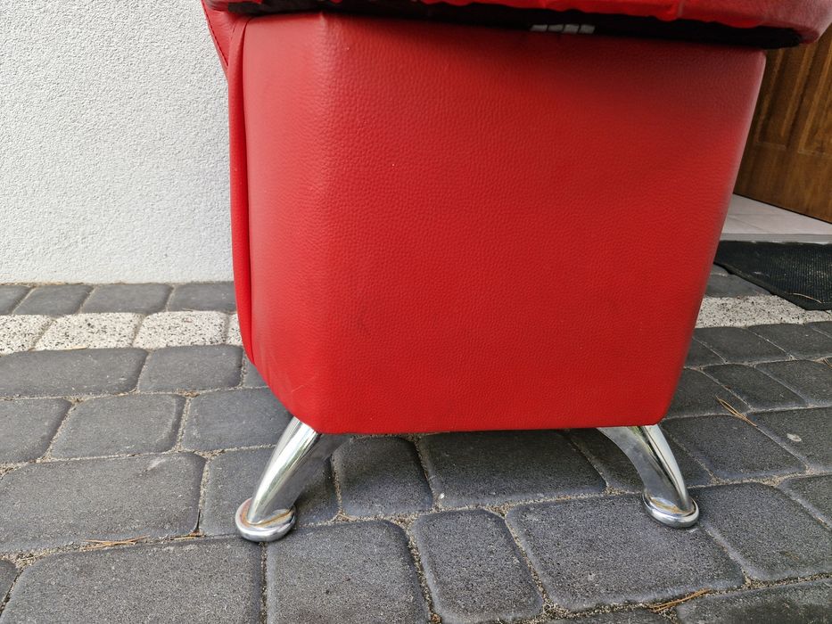 Czerwone pufy ze schowkiem