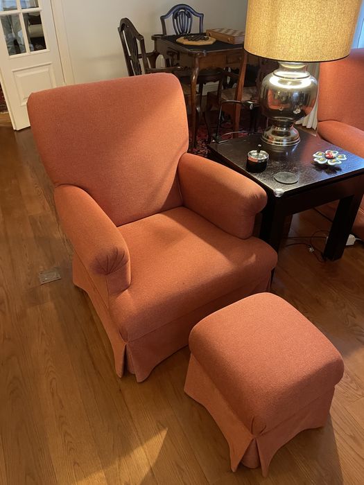 Cadeirão com banqueta para pés