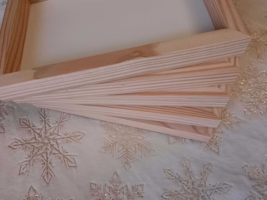 Ramka drewniana niemalowana z białym tłem 20 x 30 x 3 cm do makramy.