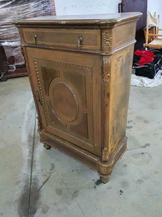 Móvel antigo em madeira