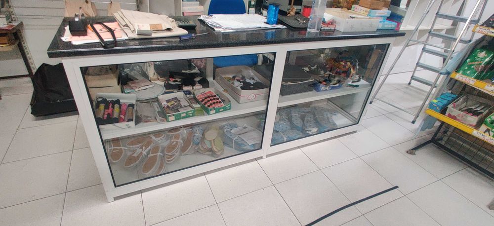 Prateleiras/Expositores Modulares mais Balcão