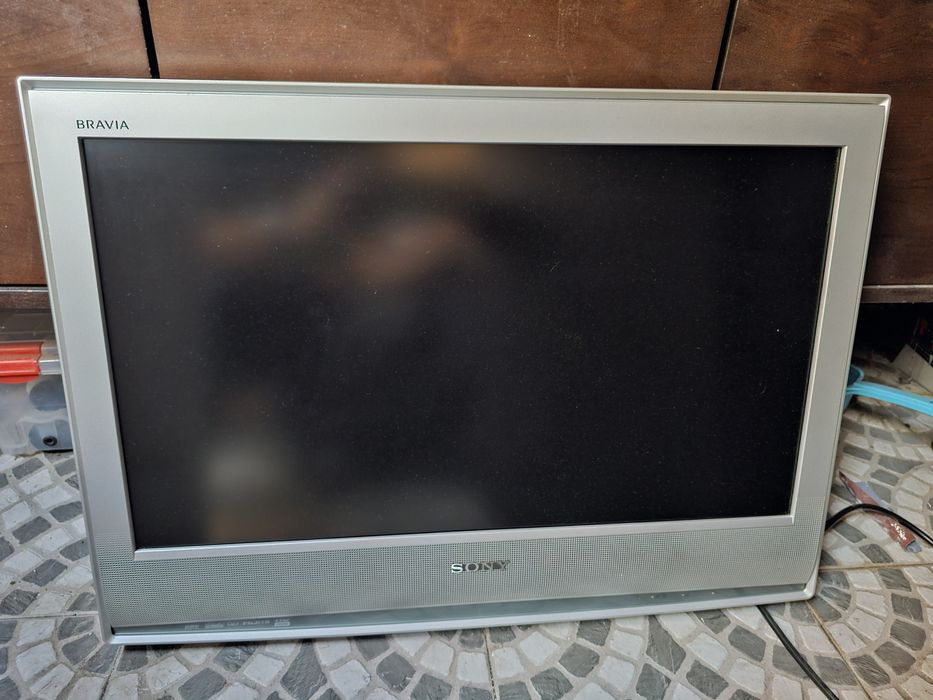 Samsung Bravia a funcionar muito bem . Com comando.  Não tem base.