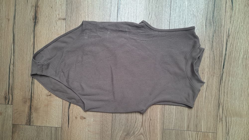 Prążkowane czekoladowe body