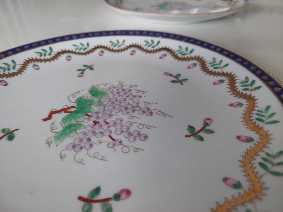 Conjunto de 2 pratos decorativos em porcelana (motivo uvas)