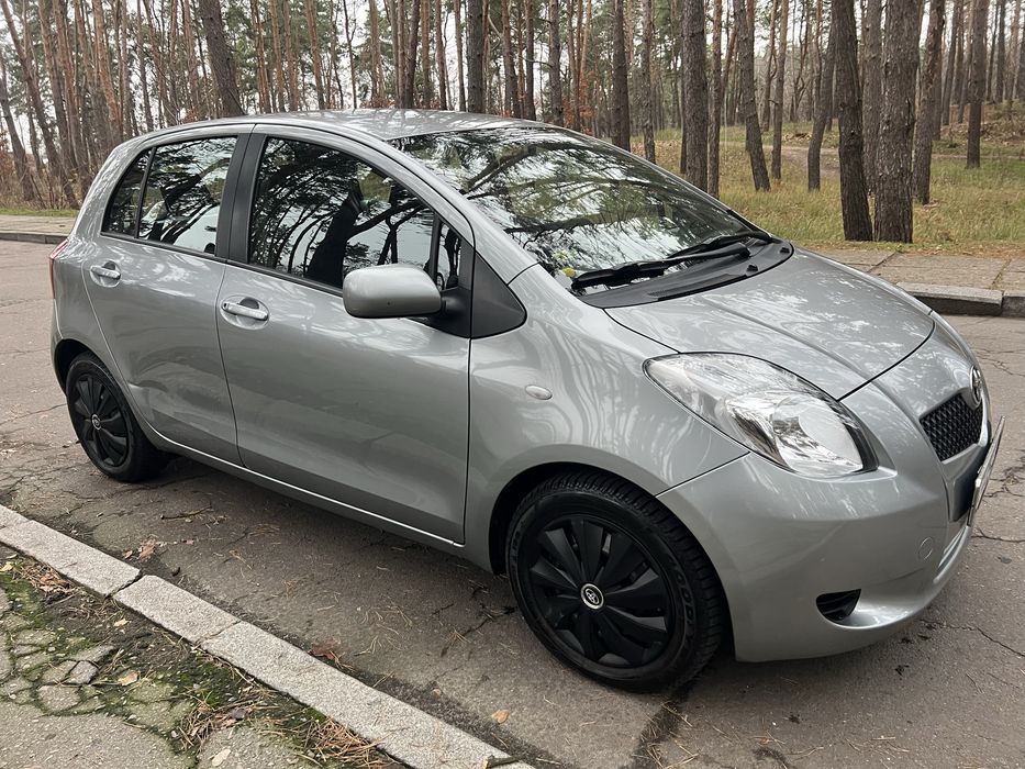 Продам Тайота Ярис Автомат ( робот ) в хорошем состоянии
Двигатель масло не берет, полностью обслужен, заменены масла, фильтра все, свечи, и тд
Ходовая в отличном состоянии, ни чего не стучит, не гремит
Кондиционер рабочий, и заправленный
Ухоженный салон, без посторонних запахов
Коробка работает правильно
Кузов не гнилой
Стекла все родные, так же и лобовое
Резина зимняя новая 25 года, аккумулятор так же
По автомобилю совершенно ни чего делать не нужно
Автомобиль подойдет как для начинающего водителя, так и для повседневных поездок. 
2 ключа, страховка
Любой вид переоформления
Предлагайте свою цену, обсудим
Возможен обмен на автомобиль дешевле, или дороже, так же рассмотрю обмен на автомобиль на Евро Номерах, плюс Ваша доплата
Если нет связи, пишите, всегда отвечу, и перезвоню