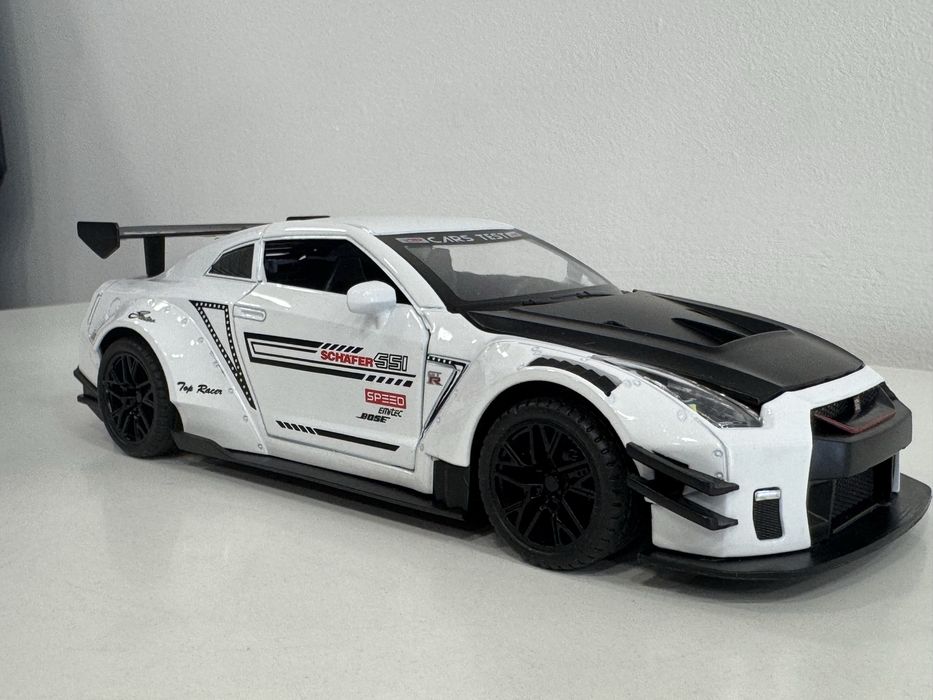 GTR tamanho 1:24. Acende luzes. Lindissimo
