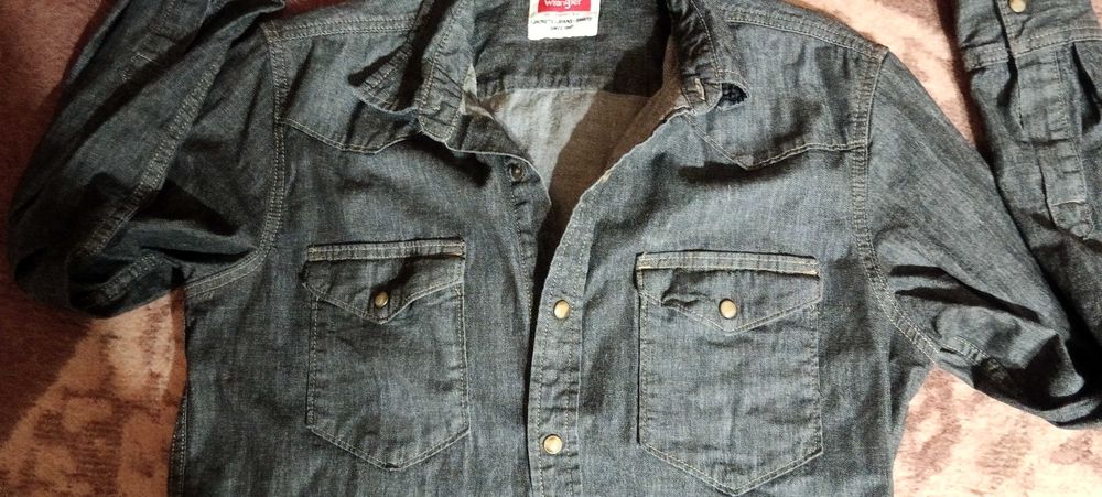 брендовая джинсовая  рубашка WRANGLER ( p.S ) состояние люкс БАНГЛАДЕШ