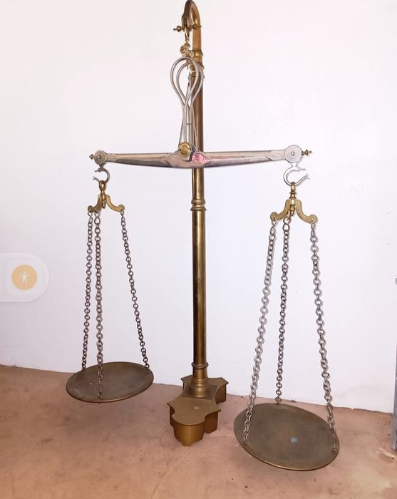 Balança grande em latão, com 1,54m de altura, CASA DAS BALANÇAS Porto