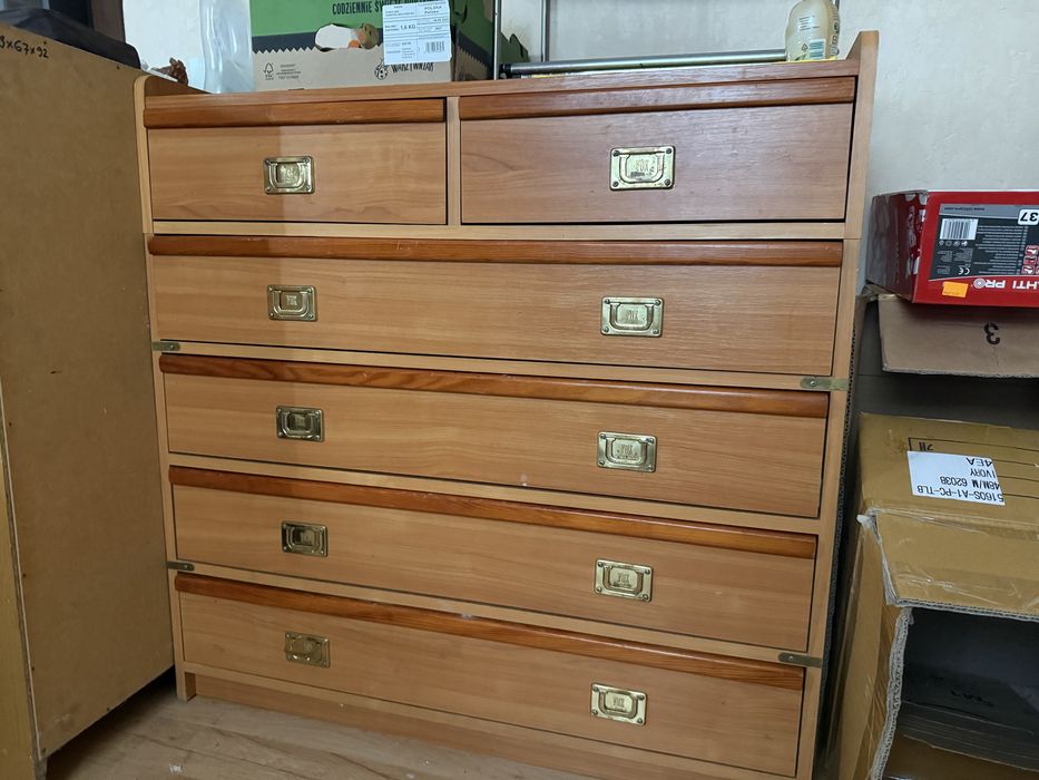 2 małą szafkę z szufladami