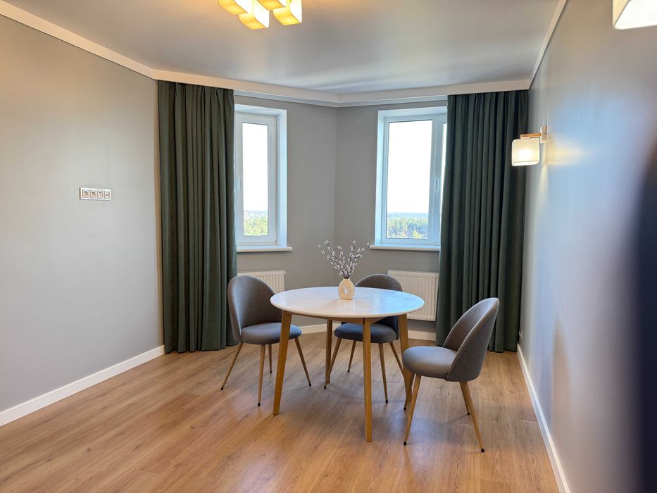 Велика, стильна чотирикімнатна квартира з ремонтом серед лісу