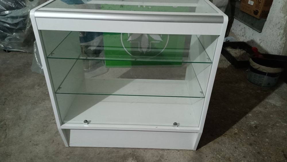 Lada sklepowa przeszklona