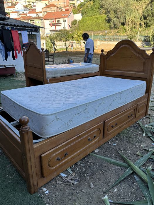 Cama de solteiro com gavetas