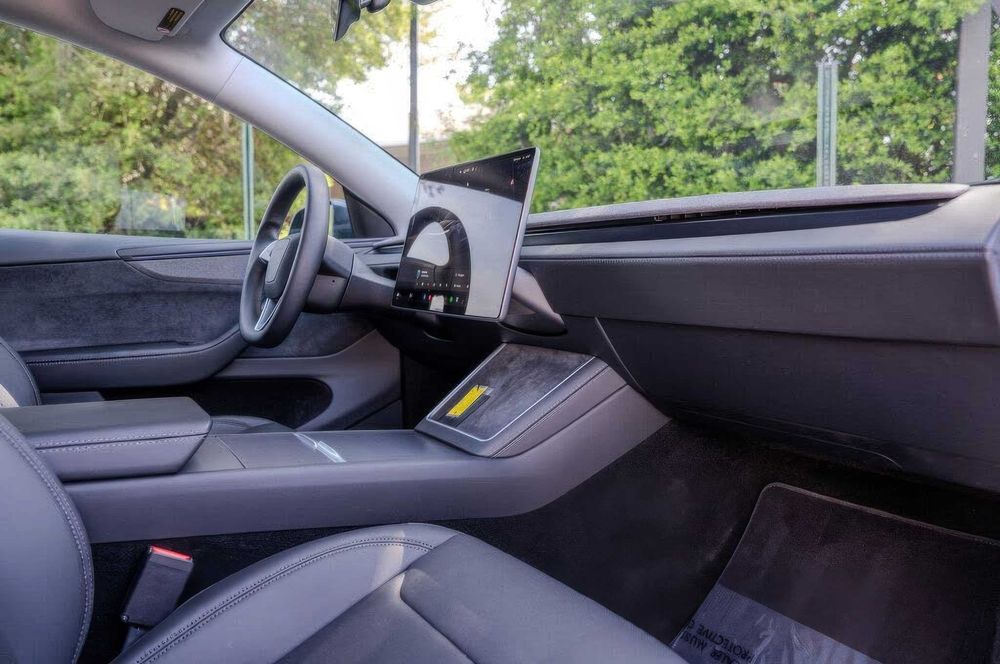 Tesla Model Y Long Range      2026