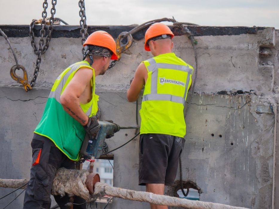 Демонтаж складу будинку дому, демонтаж бетону труби, демонтаж здания