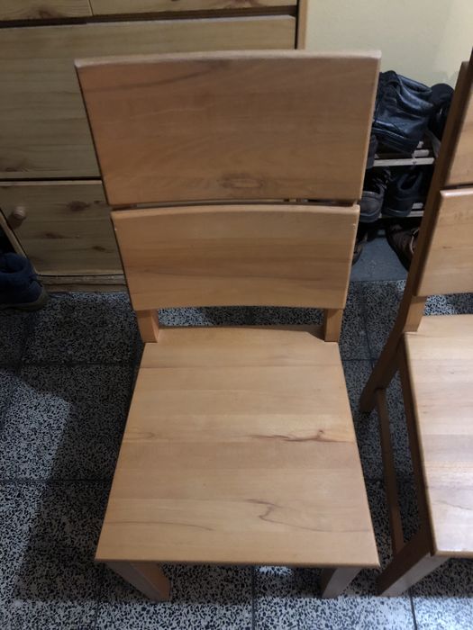4 krzesła do jadalni i salonu - pełne drewno, wymagają lekkiej naprawy