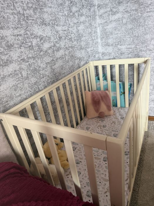 Дитяча кроватка з маятником