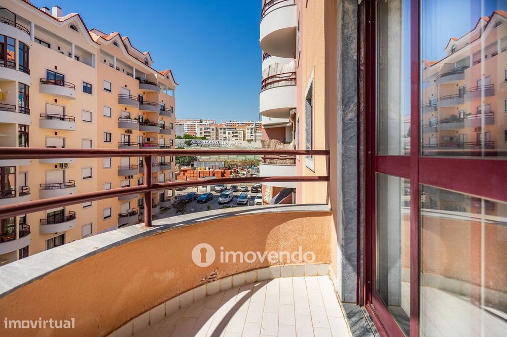 Apartamento T3 com áreas amplas, varandas e arrecadação, em Alverca
